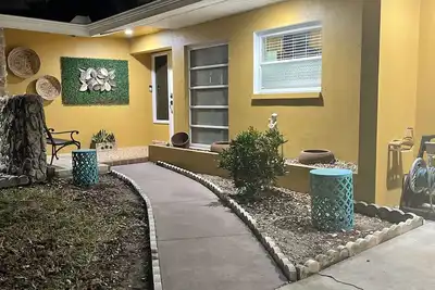 Image de Cheerful Art decor 3 bedroom 2 bath Pool Home Villa Paradise Retreat!