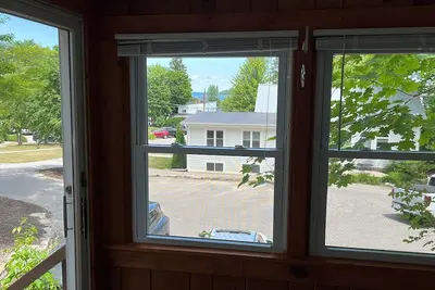 Image de Great location 2 minutes Walking to downtown and to the lake