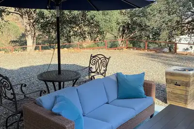 Image de Lake Isabella cabin has captivating views of the lake and mountains.