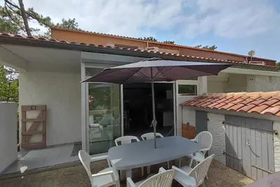Image de Résidence Les Pins. Villa patio pour 4 personnes avec terrasse dans la pinède. Plage à pied.