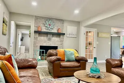 Image de Four Farms · Spacious 3 bedroom home with vibrant outdoor