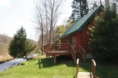 Image de Cozy Cabin on the banks of the Creek!