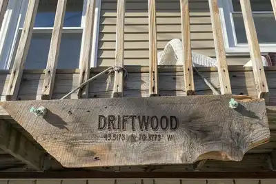 Image de “Driftwood” Quaint Cottage by the Sea- 600 ft from the sand!