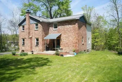 Image de Private and Serene Brick Hilltop Home, Large Yard Close to State Park and Albany