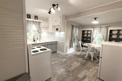 Image de Charming 2 Bedroom 1 Bath Farm Style House