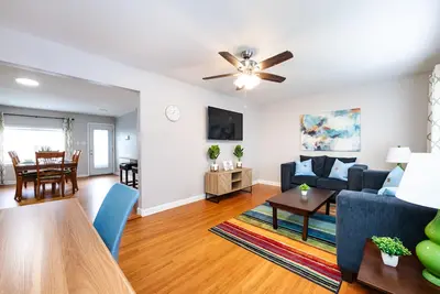 Image de Roomy 3br 1. 5ba Near Uptown/Airport \nPerfect for Extended Stays. \n