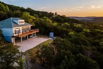 Image de Hillside Glass House Nestled in Bird Sanctuary