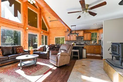 Image de Log Cabin Getaway: Wifi, GameRoom, Firepit, pets Ok!