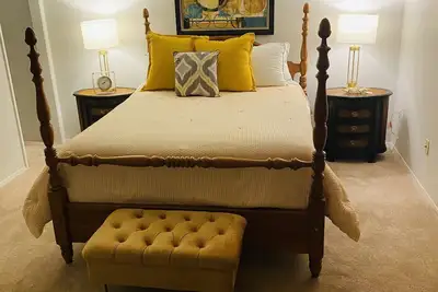 Image de Spacious and Quiet home on Cul-de-Sac close to airport.