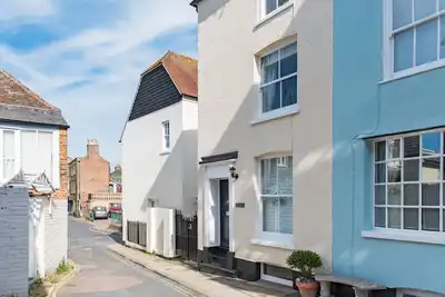 Image de Charming coastal cottage, short walk from Deal seafront