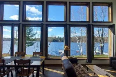 Image de New waterfront cabin with expansive lake-facing windows, Long Lake, Phillips