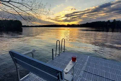 Image de New cabin with lake-facing windows on 400-acre Long Lake of the Phillips Chain.