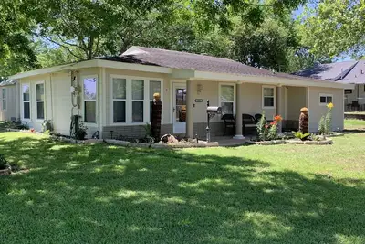 Image de Cozy home with great landscaping and cute decor!