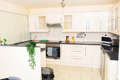 Image de Newly Refurbished 3 bedroom house B32 area
