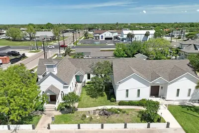 Image de Cottage 1 Located in town, walking distance to marina and festival grounds.