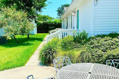 Image de Cottage 4 located in town, walking distance to marina and festival grounds.