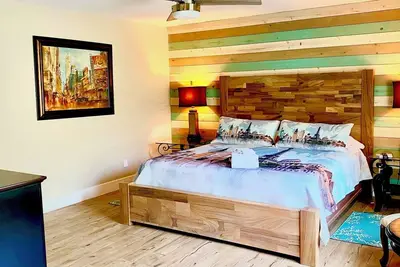 Image de Cottage 6 Located in town, walking distance to marina and festival grounds.