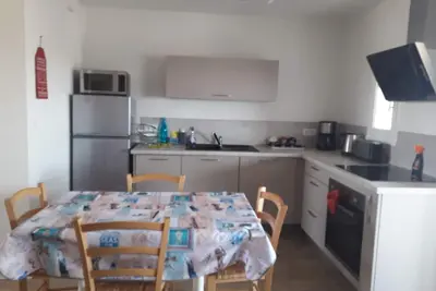 Image de appartement petit immeuble  tout  sur port et mer 5 min plage