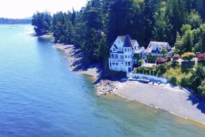 Image de Waterfront Castle on the beach with hot tub on 1. 58 Acres at downtown Chemainus