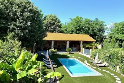 Image de Villa d'architecte avec Piscine dans ancien domaine viticole à 10min de la plage