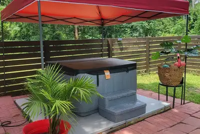 Image de Tropical vibes/Hot tub/New Beds Gated backyard/Pool Table/Gazebo/Garden/Fire Pit