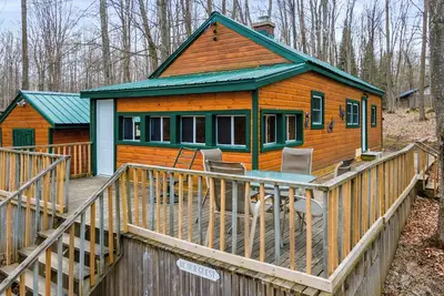 Image de Eugenia Lake Cottage. One minute walk to beach.