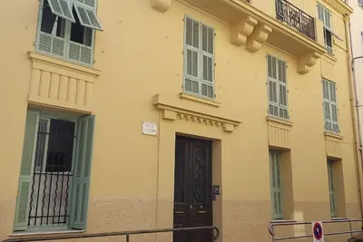 Image de Appartement de charme de 70m2, à 5 minutes à pied de la mer. Nice centre.