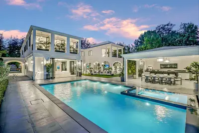Villa Colette by LuxJB 🏆 8 Bdr Beverly Hills Flats Mansion w Cinema Sauna & Gym