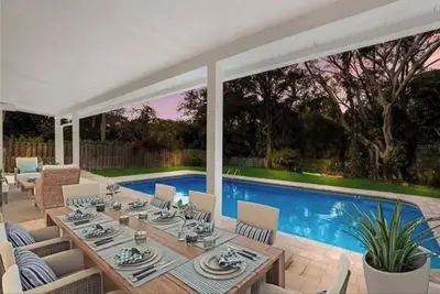 Image de Beautiful pool home, located close to beautiful beaches