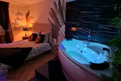 Image de Spa, sauna, ciel de pluie tropicale et bouteille offerte, nuit romantique