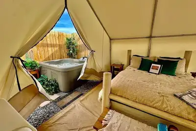 Image de “Sunshine” Glamping, Private Bath + Hot Tub