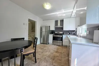 Image de Beautiful spacious  4+1 house excellent location, 2 full bathrooms parking area