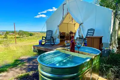 Image de “Shady Pine” Glamping + Outdoor Tub & Hot Water