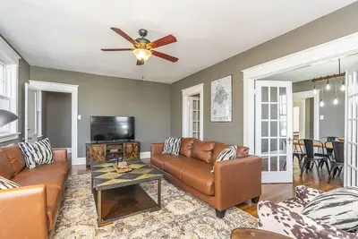 Image de Historic, spacious home in Chevy Chase, perfect for big families! By downtown&Uk