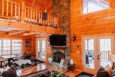 Image de Hidden Hills Retreat · Sleeps 16! Luxury Cabin w/ Game Room & Hot Tub