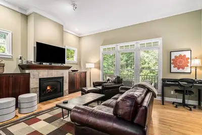 Image de Hidden Gem-Fantastic home! Walk, bike, run to Lake Mi Beach, Sunroom, Fire pit\n