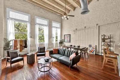 Image de Downtown 2bdr Loft. Walk to nightlife. Airprt 5mi.