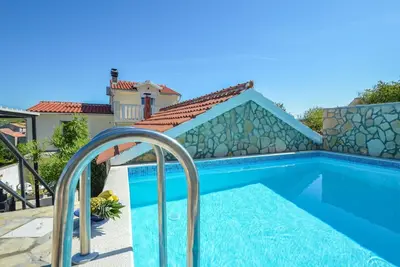 Image de Belle maison de vacances avec piscine privée, Wifi, climatisation, Tv, terrasse et parking
