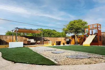 Image de Walk-in Distance to Utd/ Backyard with playground