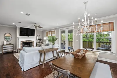 Image de Sleeps 12! Great for families, beautiful views of the river! 4 bedrooms and large back porch