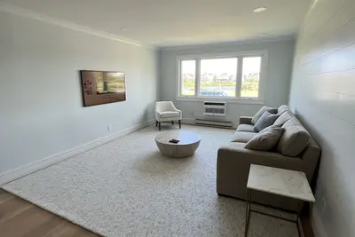 Image de Fully Renovated Cozy Beach Apartment, One Block from the Ocean.