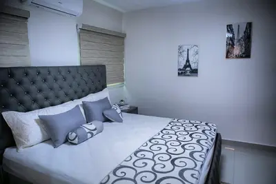 Image de New! ! ! ! ! ! Beautiful clean and spacious penthouse, 10 min from airport