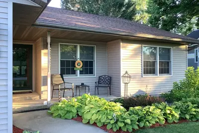 Image de The Farmhouse- country charm, room for family visiting, relaxing, or gathering