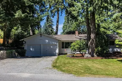 Image de Renovated, fenced backyard, parks and trails, quiet, ideal for long term