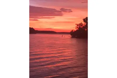 Image de Located on big water with a private dock, Coopers cabin will not disappoint!