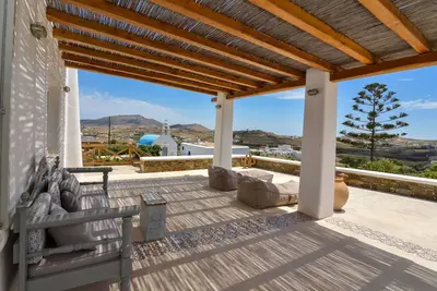 Mykonos 4 bedroom Cycladic home with free parking