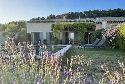 Image de Agréable maison contemporaine avec piscine