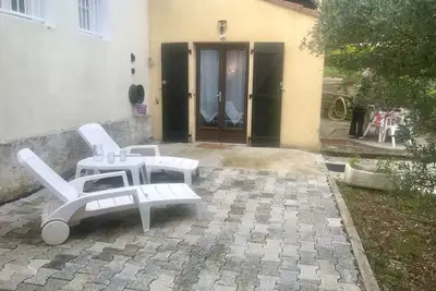Image de Studio avec terrasse dans une proriéter au calme.