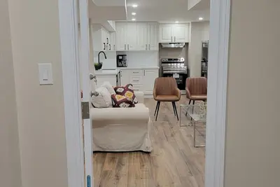 Image de Clean and Modern Guest Suite in Whitby