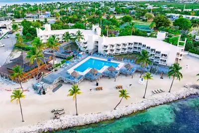 Tropical Tranquility: Oceanview 1br Suite on the Island